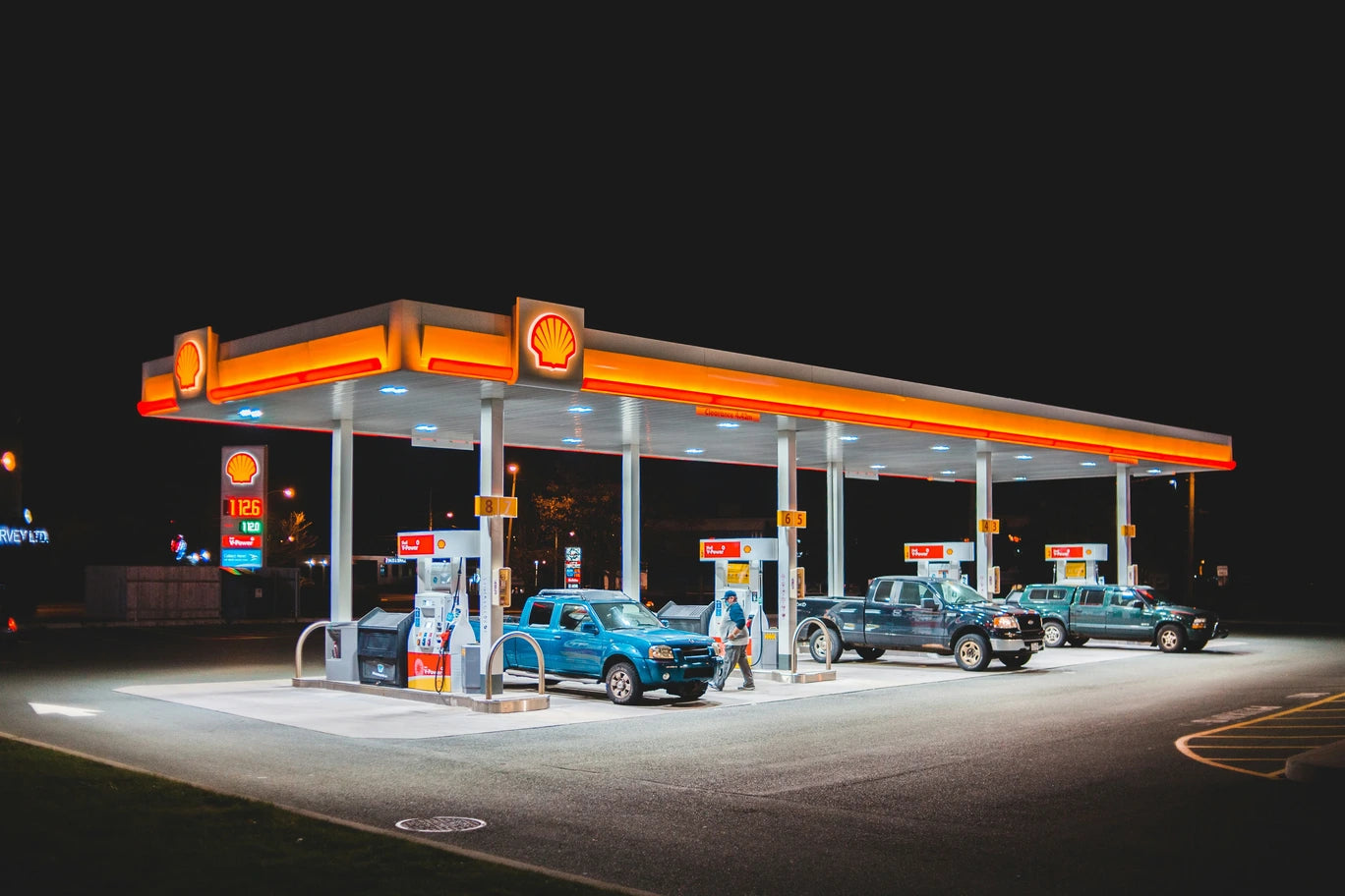 Shell-tankstation-bij-avond-met-DGA-Vending-automaat-op-locatie