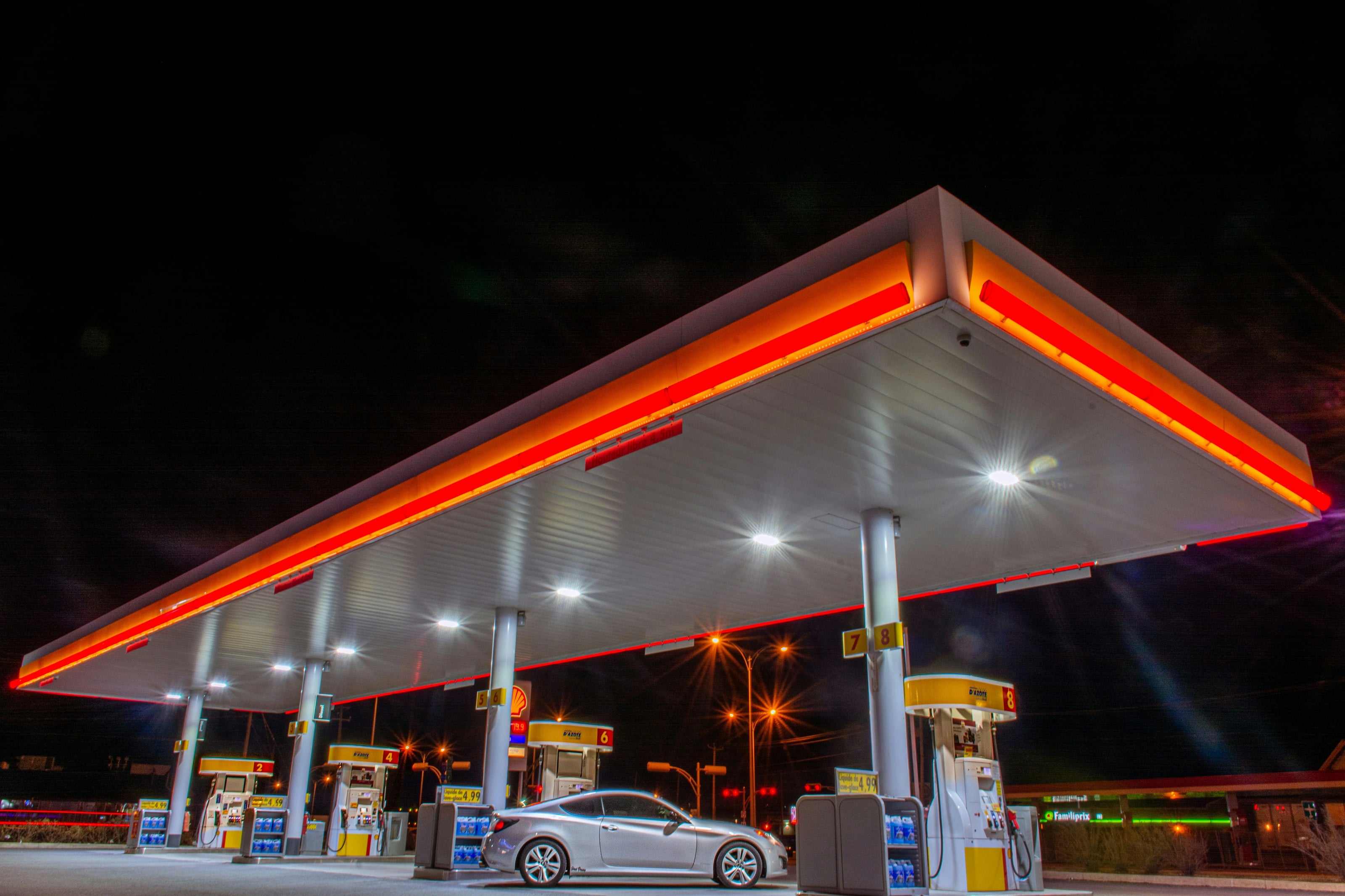 Shell-tankstation-bij-avond-met-DGA-Vending-automaat-op-locatie