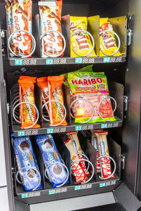 Innenansicht des Vendo G-Snack SnackUno Tabletop mit drei Fächern voller Snacks in Spiralen