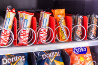 Spiraalladen met chocoladerepen en chips in een refurbished snackautomaat