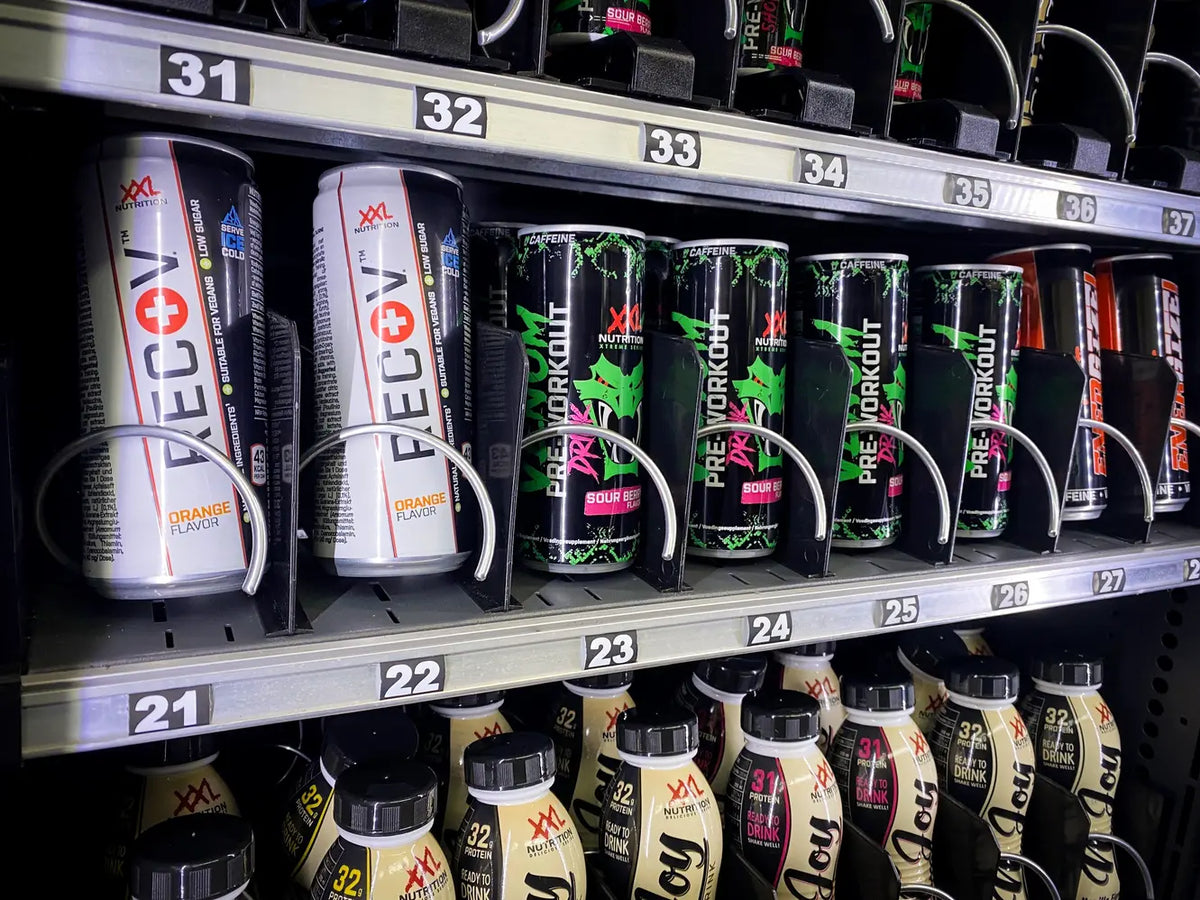 Snackautomaat gevuld met sportvoeding, repen en drankjes in een sportschool