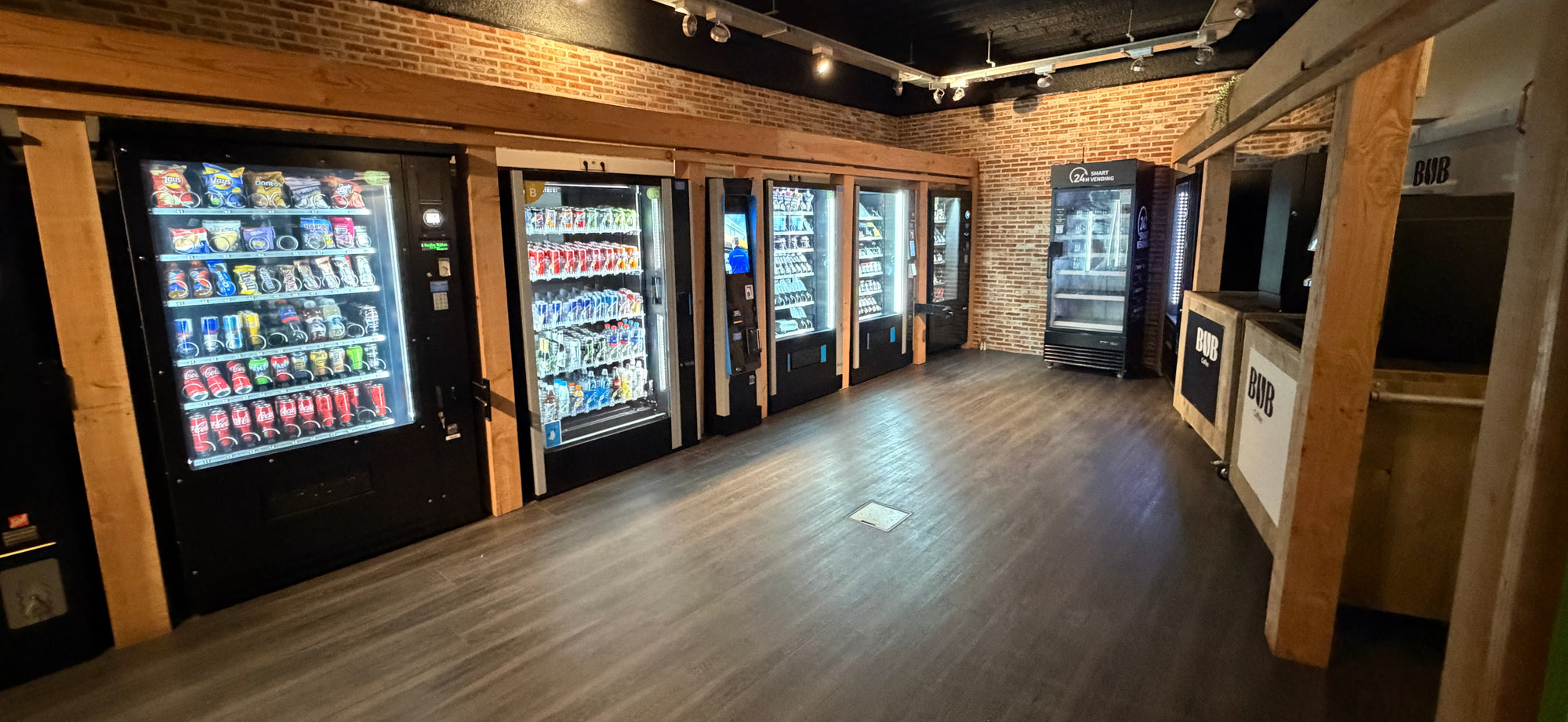 Binnenaanzicht DGA Vending showroom met automaten