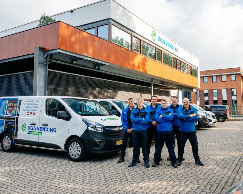 Het team van DGA Vending bij het kantoor in Wijchen