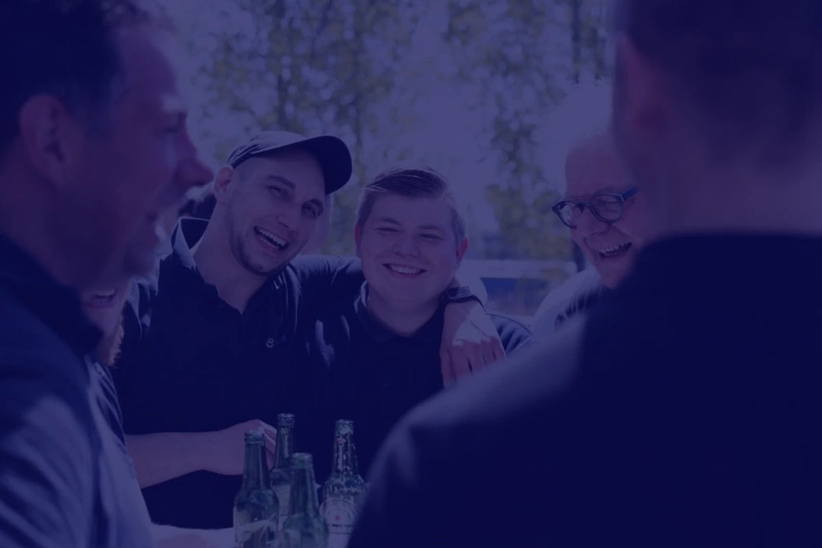 Het team van DGA Vending bij het kantoor in Wijchen