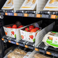 Innenansicht des DGA Lynova 10 Touch mit Förderbändern voller Erdbeeren, Sandwiches und Eier