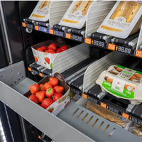 Erdbeerschale auf der Ausgabeplattform im DGA Lynova 10 Touch 21,5, neben Sandwiches und Eiern
