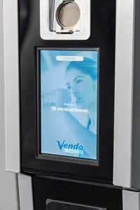 Touchscreen met Vendo-startscherm 'tik om te activeren' op een verkoopautomaat