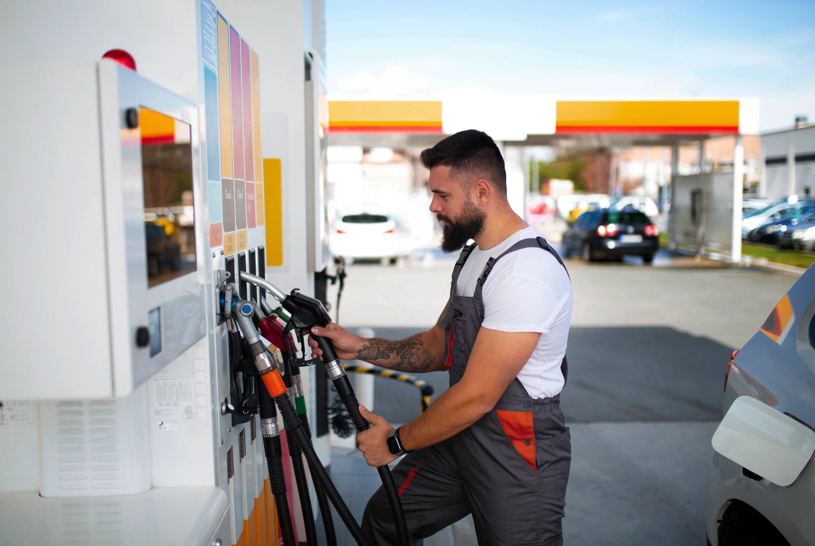 DGA-Vending-in-werkoverall-vult-een-auto-met-brandstof-bij-een-Shell-tankstation