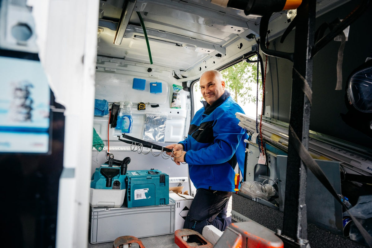 Servicemonteur Frits van DGA Vending in de servicebus