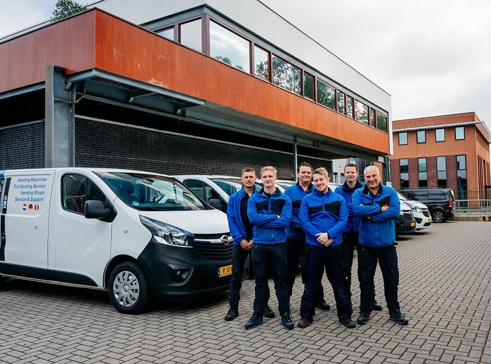 Het serviceteam van DGA Vending bij de bussen voor het pand in Wijchen