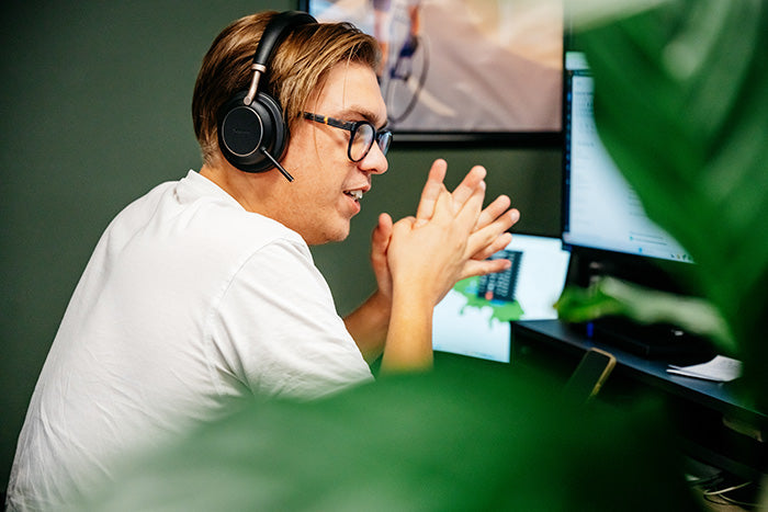 Supportmedewerker van DGA Vending met headset helpt een klant