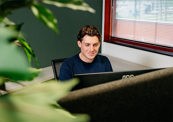 Support-Mitarbeiter von DGA Vending am Computer