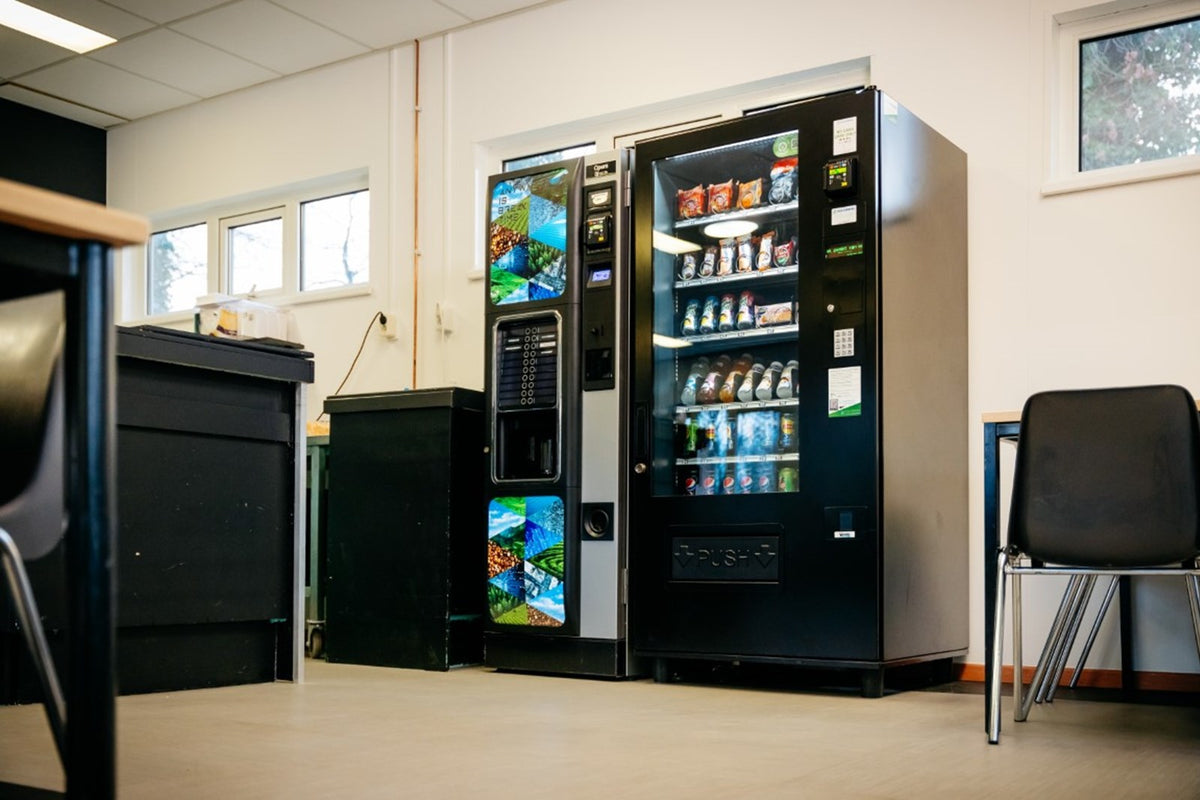 Koffie-, snack- en drankautomaat van DGA naast elkaar in een schoolkantine