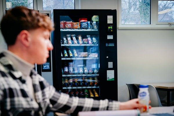 Student bij de automaat van DGA in de schoolkantine