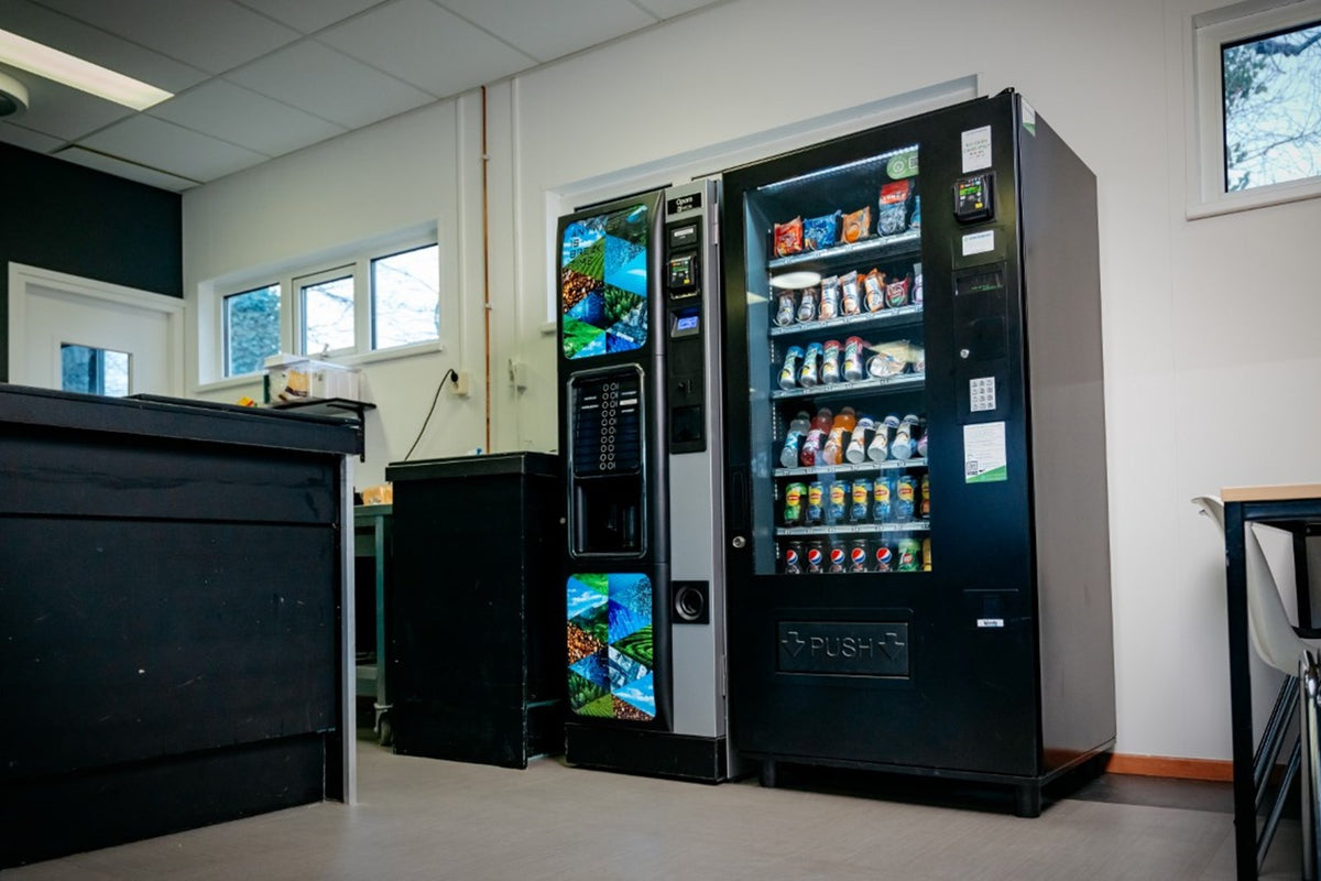 Koffie-, snack- en drankautomaat van DGA in de kantine van een school