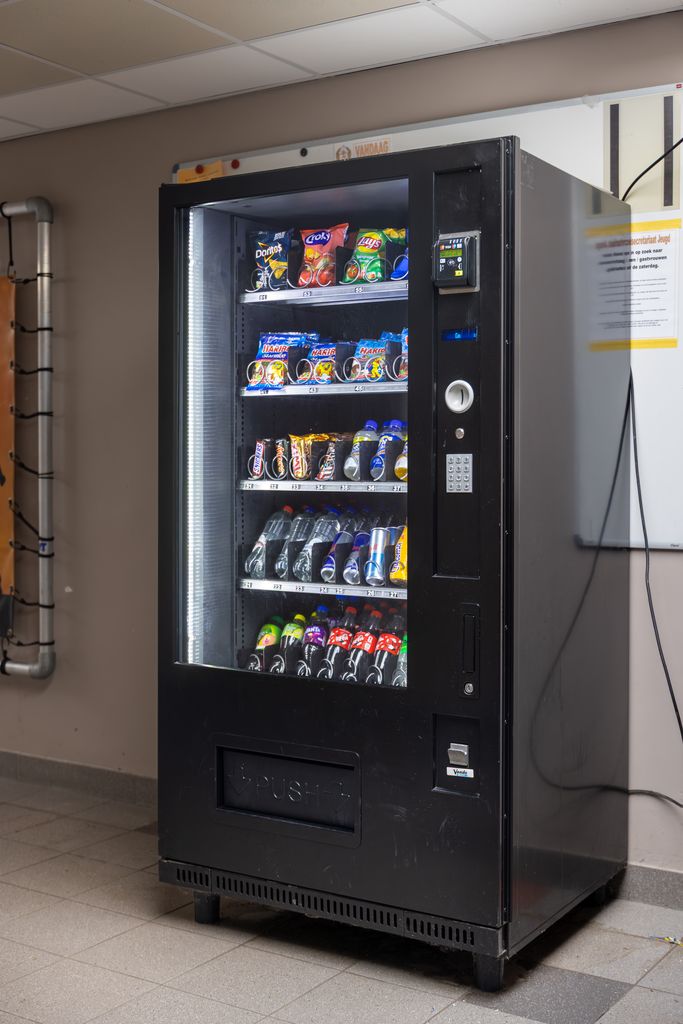 Gevulde snack- en drankautomaat in de kantine van VV Ewijk
